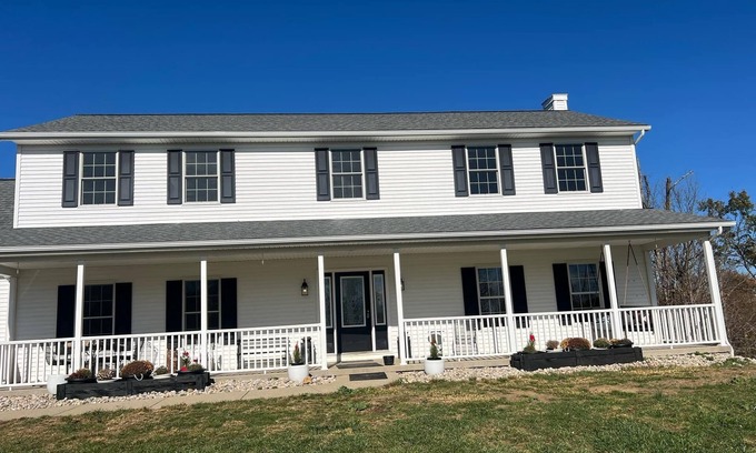 Williamstown Casa | Spacious 5-bedroom country home in serene Williamstown near the Ark and lake