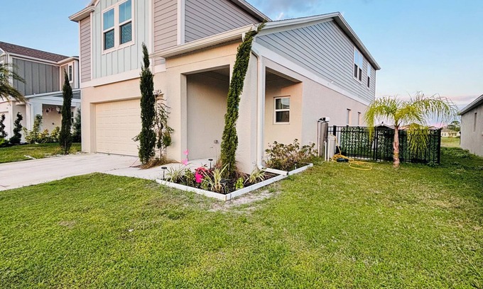 Winter Haven Casa | Spacious 5-bedroom house in lovely Winter Haven with a stunning lake view.