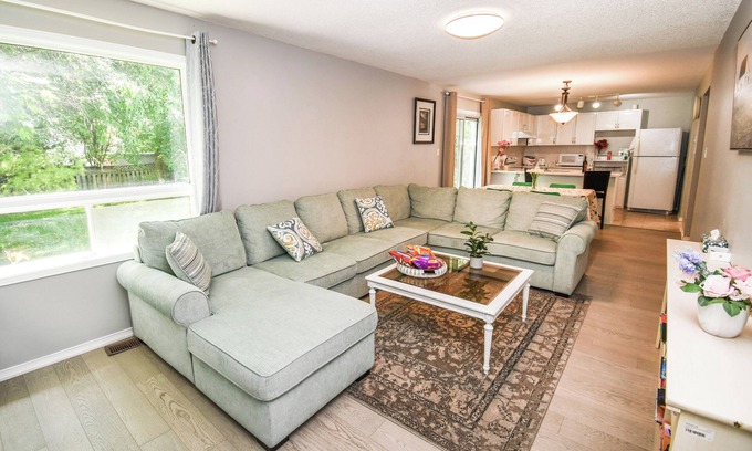 Alcona Cabaña | Spacious 5-Bedroom Vacation Home Near Lake Simcoe – Perfect for Family Gathering