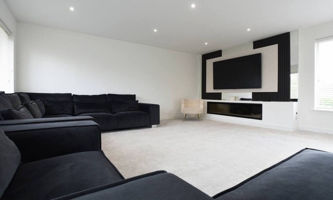 Cowplain Apartamento | Spacious 5 Bedroom w/Hot Tub | Waterlooville`s Gem