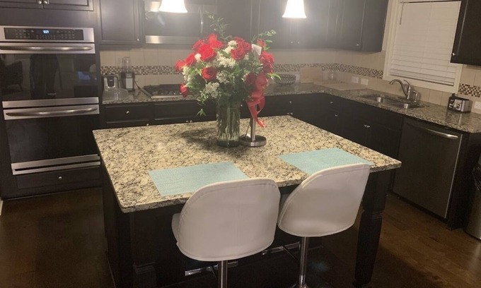 Villa Rica Casa | SPACIOUS 5 BESROOM 4 BATH HOME WITH MOVIE ROOM