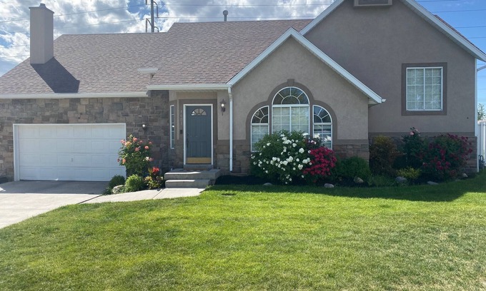 West Jordan Casa | Spacious 5 BR/3 Bath Home with a PRIVATE HOT TUB!! 2x full Kitchens & Laundry