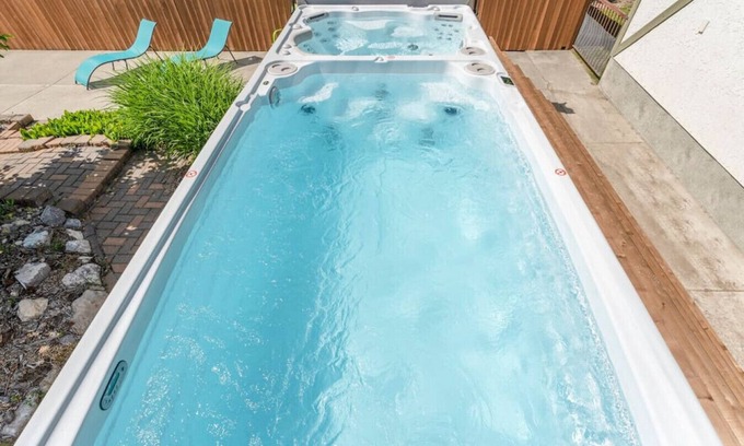 East Kootenay Casa | SPACIOUS 5 Br + 5 Br | Private HEATED Pool & Hot Tub | 1-minute WALK to Beach
