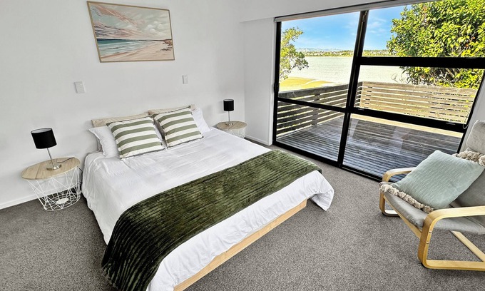 Takanini Casa | Spacious 5-BR Family Home for 10 Scenic Seaview Retreat in Takanini