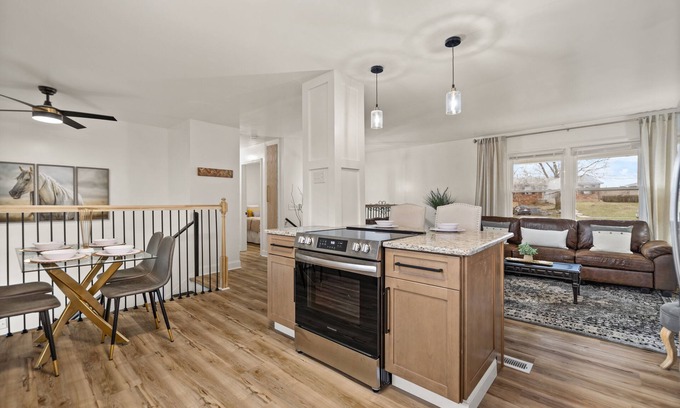 Lexington Casa | Spacious 5-BR House w/ WiFi, Theater, Laundry, Fully Stocked Kitchen, & Patio