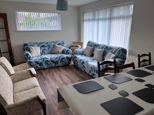 Lisburn Casa | Spacious 5 double bed bedroom bungalow near Belfast