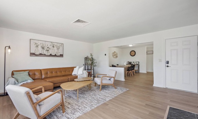 SeaTac Casa | Spacious 5B2B home 5 min to airport with AC, Game Room, Sleeps 16