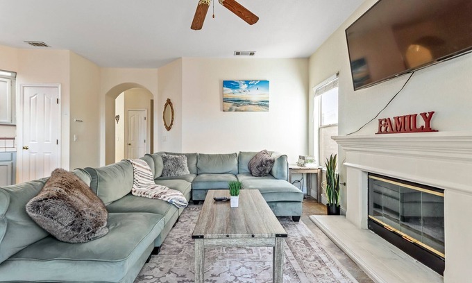 Elk Grove Casa | Spacious 5BD 3BR Home with Pool table & Air hockey table in Safe Neighborhood