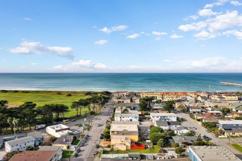 Sharp Park Casa | Spacious 5BR Coastal Retreat - 8 Beds Beach & Golf