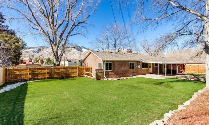 Golden Casa | Spacious 5BR Golden House with Large Communal Backyard with BBQ & Games