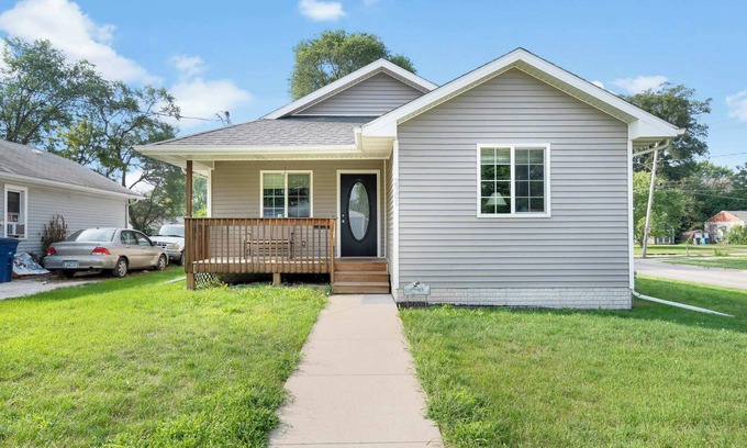Des Moines Casa | Spacious 5BR Haven with Deck & Garage for Ultimate