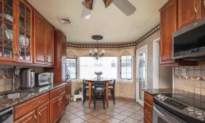 Syosset Casa | Spacious 5BR Home Sleeps 10 Near NYC & Long Island Beaches