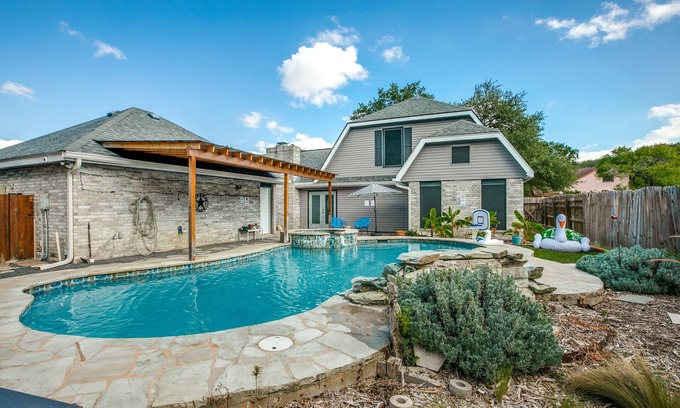 North San Antonio - SAT Casa | Spacious 5BR Retreat w/ Pool, Hot Tub, Game Room & Pool Table - Sleeps 14