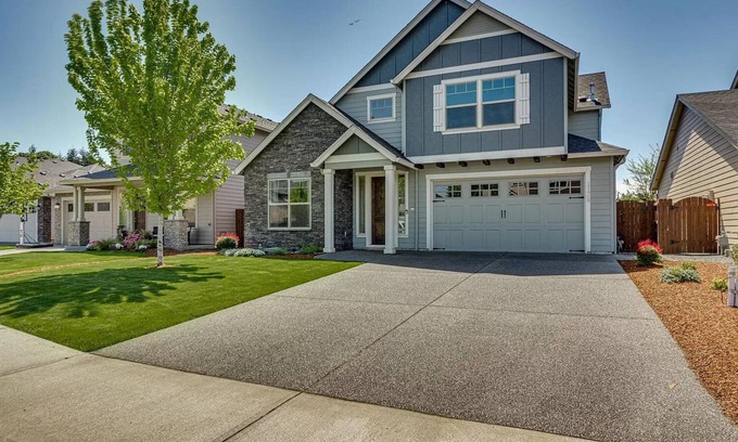 Vancouver Casa | Spacious 5BR Retreat, Hot Tub, Sleeps 12, Pets