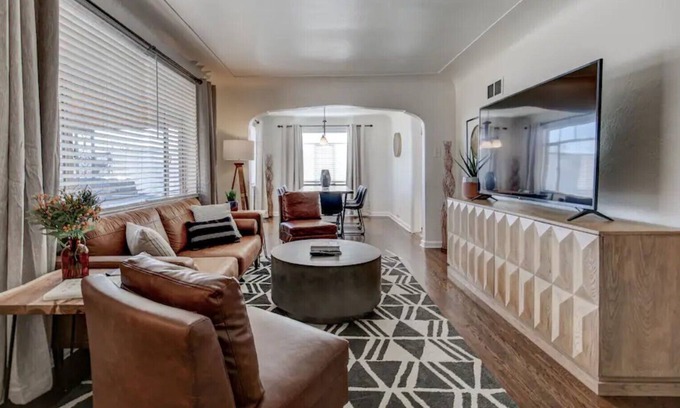 Barths Casa | Spacious 5BR w/Backyard & Foosball - Dog friendly!
