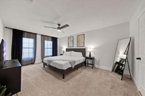 North San Antonio - SAT Casa | Spacious 6 Bed House near Airport, Pet-Friendly, Close to AFB