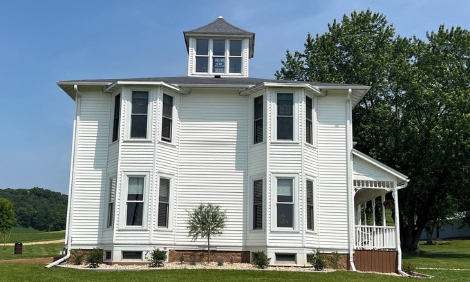 Sextonville Casa | Spacious 6-bedroom house in the hills of the Driftless Area