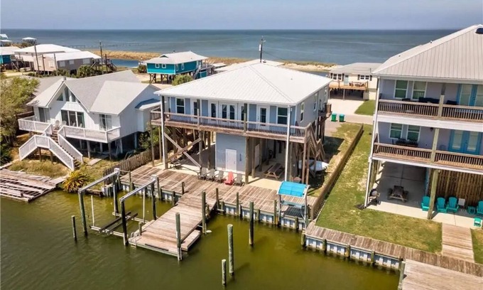 Dauphin Island Casa | Spacious 6-bedroom waterfront house in Dauphin Island with short walk to beach