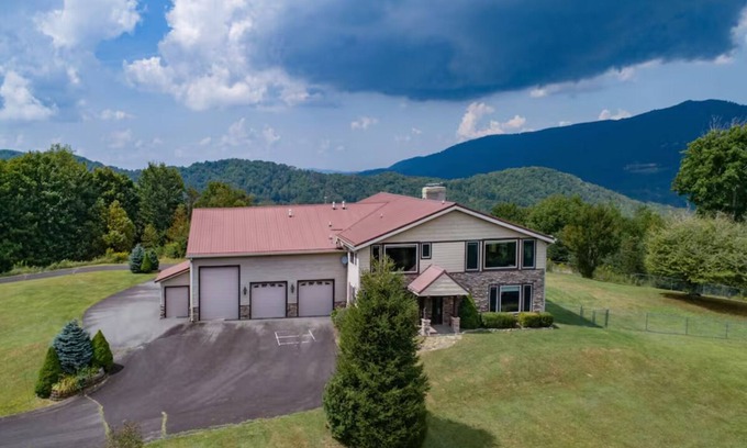 Sugar Mountain Casa | Spacious 6-bedroom house Sugar MTN Mansion 1mi to slope Hot Tub GrandfatherViews
