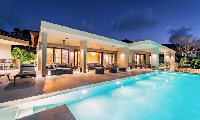 Jolly Harbour Casa | Spacious 6 bedroom hillside villa w/ infinity pool, gym, and stunning views.