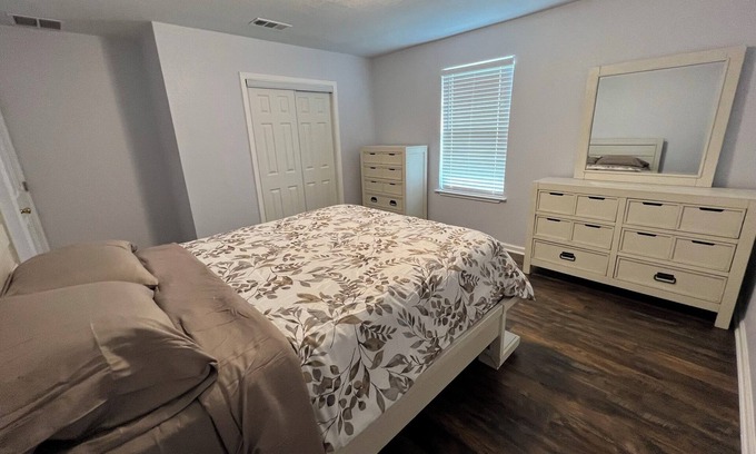 Austin Casa | Spacious 6-bedroom 3 Bathroom house. Near UT, Downtown, COTA & Lots More