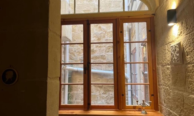 Senglea Casa | Spacious, 6-bedroom, 500 year old house of character, inc WiFI & AC in Senglea