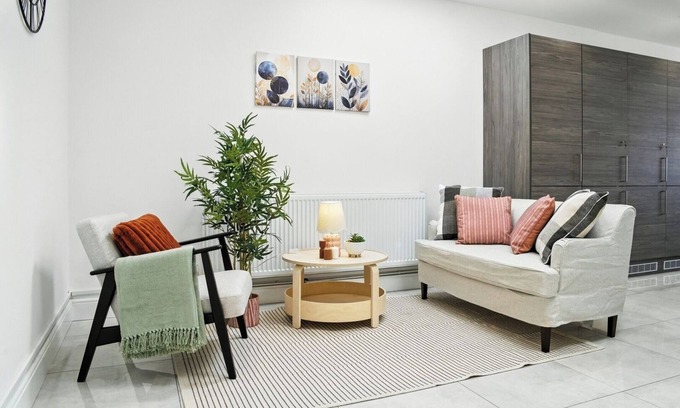 Walsall Casa | Spacious 6-Bedroom/6-Bathroom Stay in Bloxwich