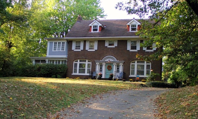 Tyler Park Casa | Spacious 6-bedroom house with AC and WiFi in Louisville's Highlands neighborhood