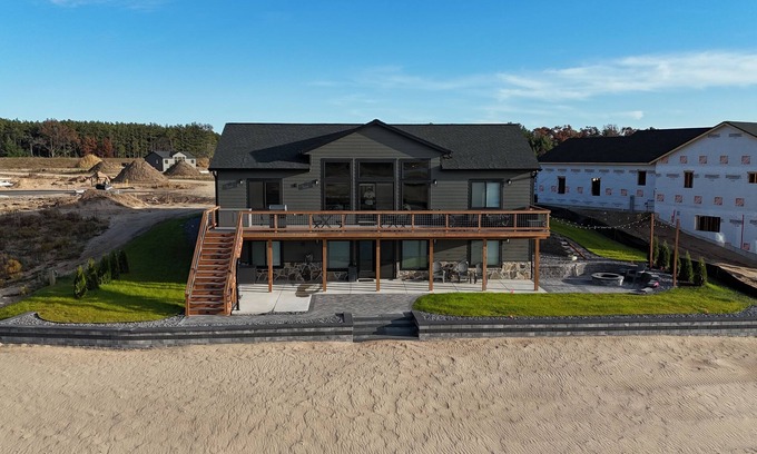 New Lisbon Casa | Spacious 6-bedroom home on Sunset Lake in New Lisbon, Wisconsin.