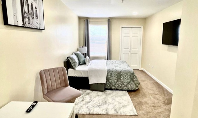 Lower Central NE Casa | Spacious 6-bedroom house with AC, WiFi in awesome Washington