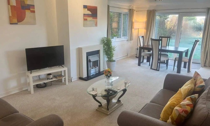 Grantham Casa | Spacious 6 Bedroom Home in Grantham with Parking