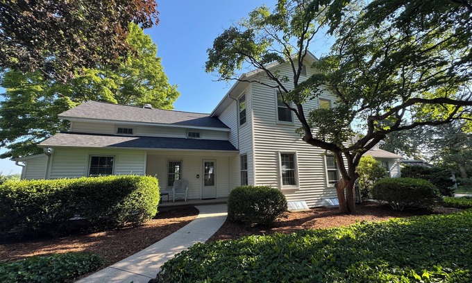 Fennville Casa | Spacious 6-bedroom house, great for groups. Huge private 2 acre yard.