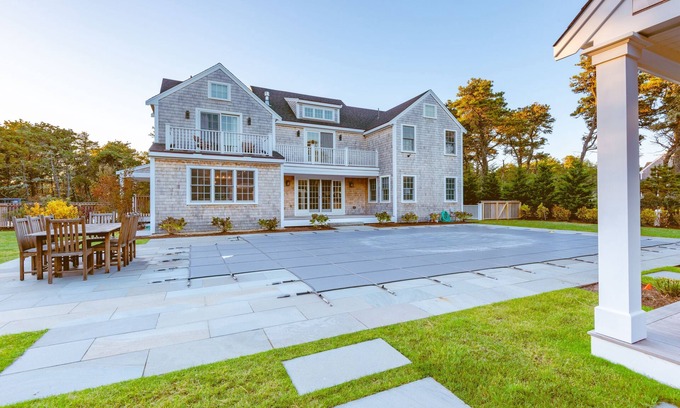 Surfside Casa | Spacious 6 bedroom home in the Surfside area of beautiful Nantucket.