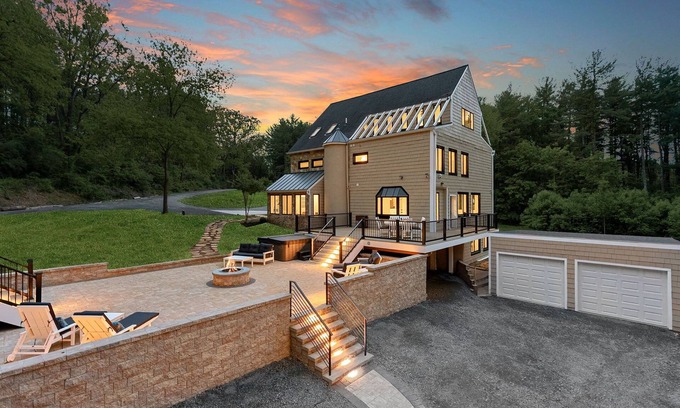 Hamilton Casa | Spacious 6-bedroom house in charming Waterford on 10 acres & Entertainment Room