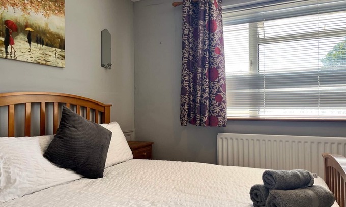 Crawley Casa | Spacious 6-bedroom house - 12 min from Gatwick
