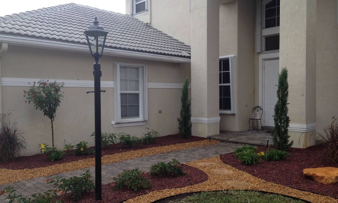 Parkland Casa | Spacious 6-bedroom house in wonderful Parkland with AC, fitness room, WiFi