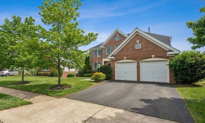 Aldie Casa | Spacious 6-bedroom house in charming Ashburn with fitness room, AC