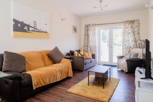 Dudley Casa | Spacious 6 bedroom House in Dudley with optional Nursery-Drive and Garage-Families and Contractors Welcome