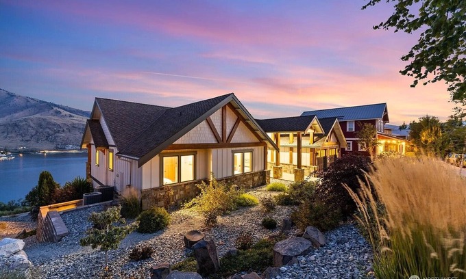 Chelan Casa | Spacious 6-bedroom house in with stunning lake views.