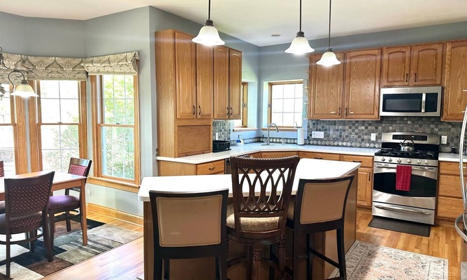 Hudson Casa | Spacious 6-bedroom house in delightful Hudson with WiFi, AC