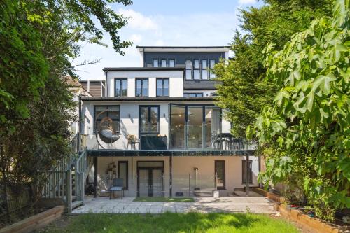 Edgware Casa | Spacious 6 Bedroom Luxury Home Sleeps 14 Royal Manor 57