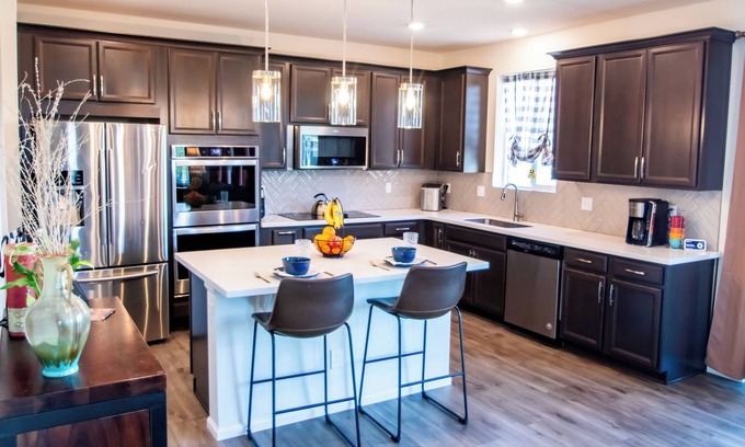 Aurora Casa | Spacious 6-Bedroom Retreat, Gym + Office