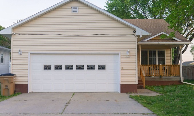 Grand Island Casa | Spacious 6-bedroom house in Grand Island. Centrally located home.