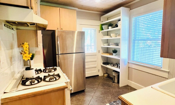 Westport Casa | Spacious 6-bedroom house 5 Min To KU Med, WiFi, AC