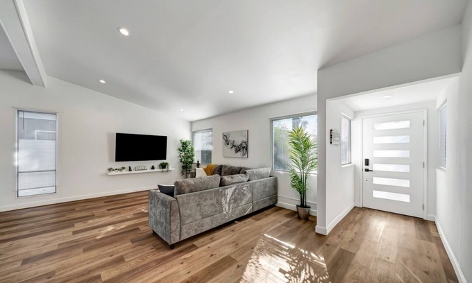 West Hills Casa | Spacious 6-Bedroom Estate with Main House & Two Guest Houses in West Hills