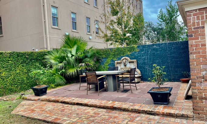 Faubourg Livaudais Condominio | Spacious 6-bedroom condo in the historic Garden District for the Super Bowl!