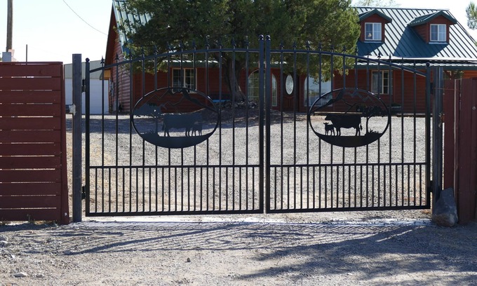 Tyrone Casa | Spacious 6-bedroom house with WiFi, AC in tranquil Silver City