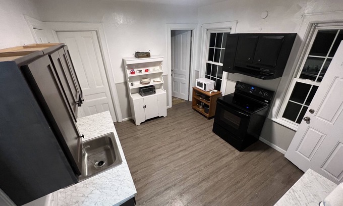 Geneva Casa | Spacious 6BD/2BA Colonial Style House - DT Geneva