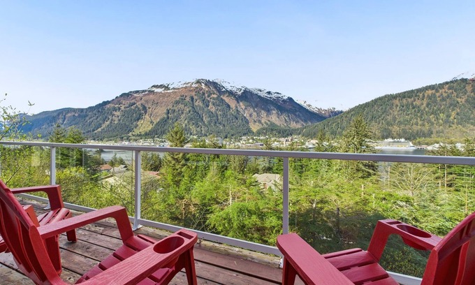 West Juneau Casa | Spacious 6BR | Cruise Views, Soaking Tub and More