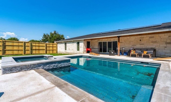 McNeil Casa | The Gateway - 6BED W Two Houses, GameRoom & Pool